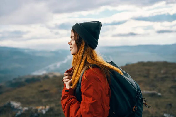 Жінка Гірському Пейзажі Восени — стокове фото
