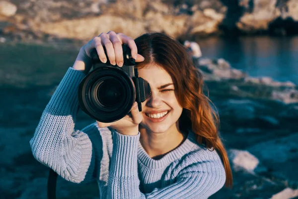 Doğadaki Güzel Kızıl Saçlı Kadın Fotoğrafçı — Stok fotoğraf