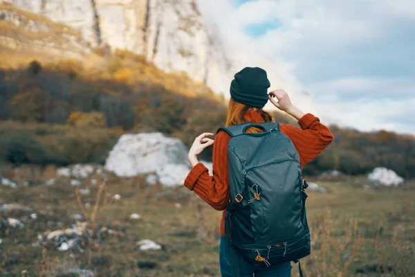 Ταξιδιώτης Πουλόβερ Και Καπέλο Αναπαύεται Στα Βουνά Της Φύσης Ένα — Φωτογραφία Αρχείου