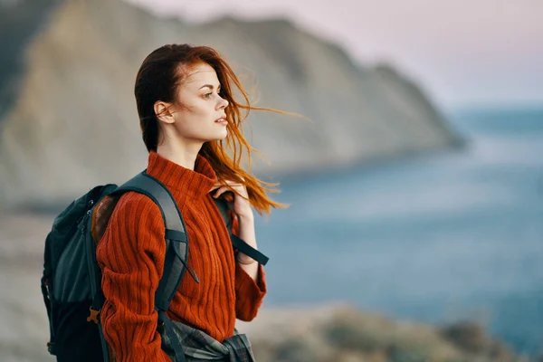 Viaggiatore Dai Capelli Rossi Con Uno Zaino Sulla Schiena Maglione — Foto Stock