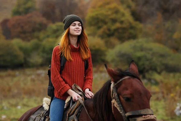 Woman Hiker Backpack Rides Horse — Stock Photo, Image