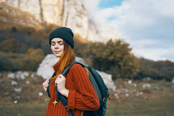 Hermosa Mujer Excursionista Las Montañas Foto Alta Calidad —  Fotos de Stock