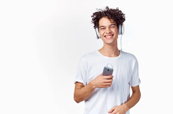 Vrolijk guy in hoofdtelefoon luistert naar muziek emoties licht achtergrond — Stockfoto