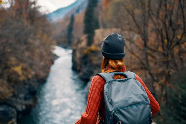 Mulher com mochila admira o rio nas montanhas viagem natureza — Fotografia de Stock