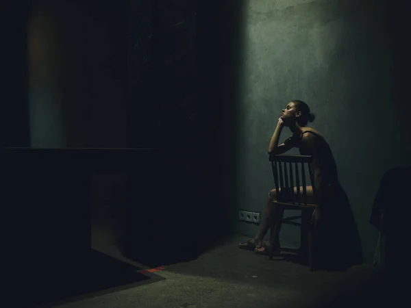 Femme solitude sombre intérieur modèle chambre dépression conflit — Photo