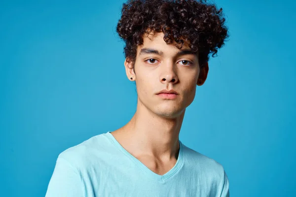 Carino ragazzo ricci capelli blu t-shirt isolato sfondo — Foto Stock