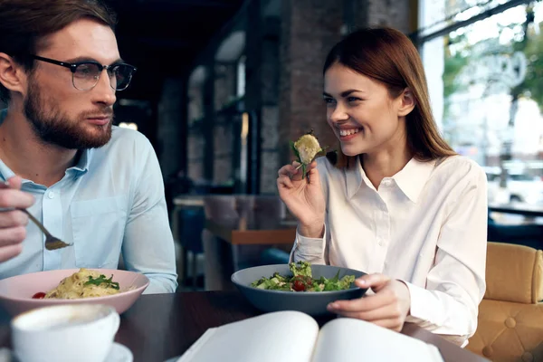 Unga par i ett café som sitter vid bordet frukost kommunikation vila — Stockfoto