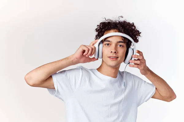 Rizado chico con auriculares con cable escuchar música nueva tecnología adolescente modelo —  Fotos de Stock