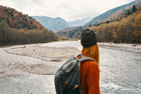 Beau voyageur avec un sac à dos près de la rivière dans les montagnes sur le paysage naturel — Photo