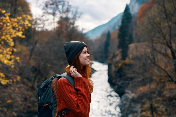 Femme gaie Touriste de toute la loi admire la nature de la rivière de montagne — Photo