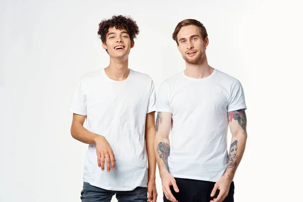 Dos hombres están de pie junto a limpio camisetas emociones estudio de comunicación — Foto de Stock