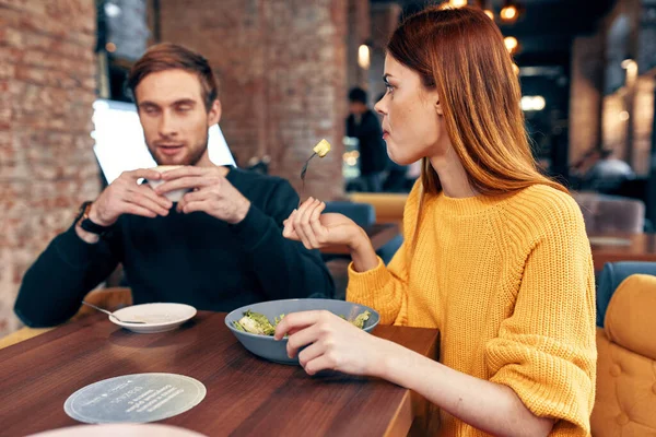 Emocjonalnych mężczyzn i kobiet przy stole w kawiarni zabawy małżeńskiej posiłek sałatka — Zdjęcie stockowe