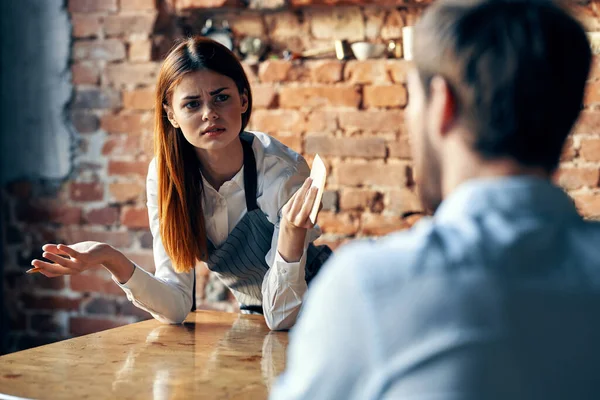 Vrolijke vrouwelijke ober het nemen van orde restaurant service werk — Stockfoto