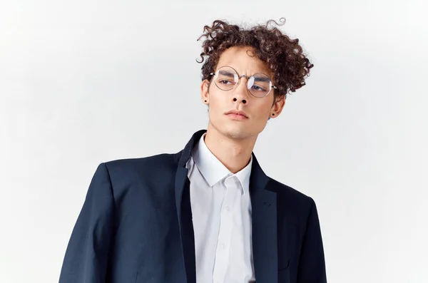 Zakenman in zwart blazer bril mode moderne stijl uitvoerende — Stockfoto