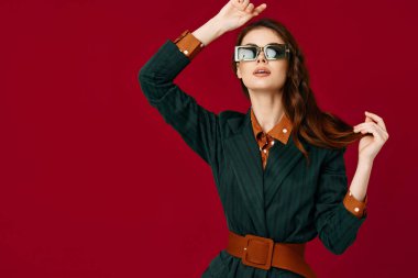 Çekici bir kadın, elleri ve moda özgüveni ile hareket ediyor.