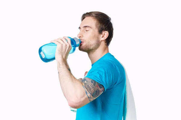 Sport man en azul camiseta botella de agua sed vista recortada —  Fotos de Stock
