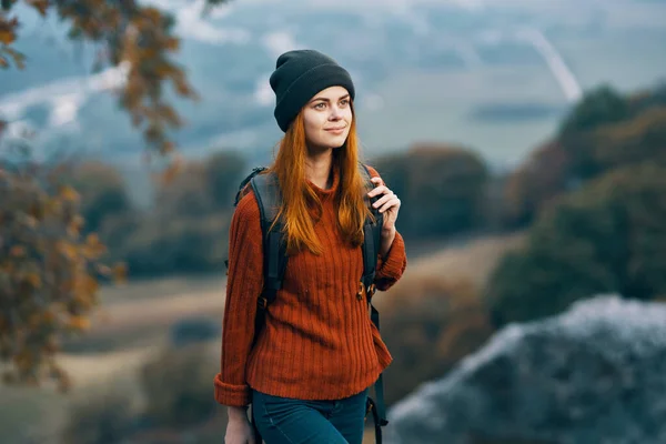 Veselá žena s batohem krajina hory cestování dovolená — Stock fotografie