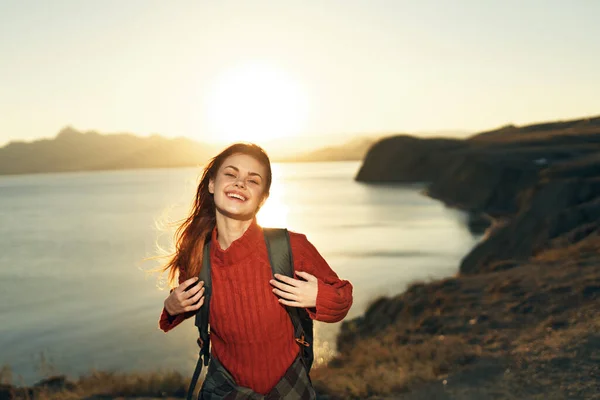 Donna escursionista sorridente con zaino montagne rocciose viaggiare — Foto Stock