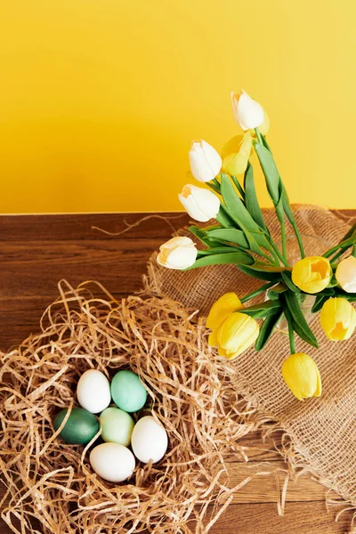 Vacances de Pâques oeufs colorés dans la décoration du nid — Photo