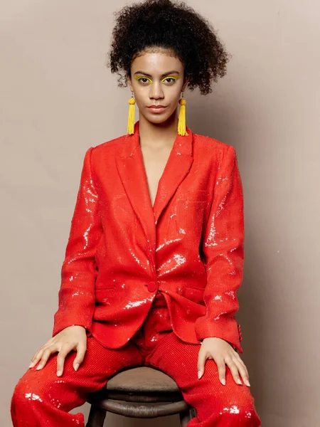 Bonita mujer en traje rojo decoración glamour modelo — Foto de Stock