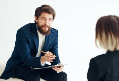 Klasik takım elbiseli bir adam kadın psikolog iletişim ofisiyle konuşuyor.