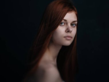 Siyah bir arka plan portresi üzerinde çıplak omuzlu bir kadın ile sürekli yalnız yaşıyoruz.