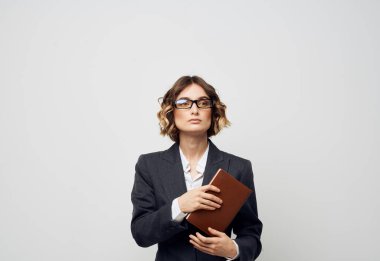 Klasik takım elbiseli kadın kitap, gözlük, finans işi.