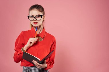 Kırmızı gömlekli iş kadını, ofis şık finans tarzını belgeledi