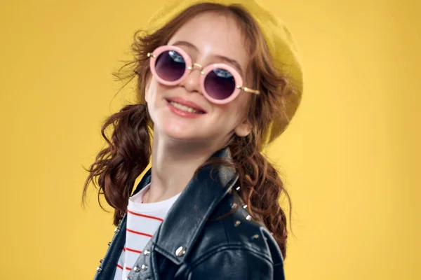 Chica en un sombrero amarillo gafas oscuras ropa de moda estudio estilo de vida infancia —  Fotos de Stock