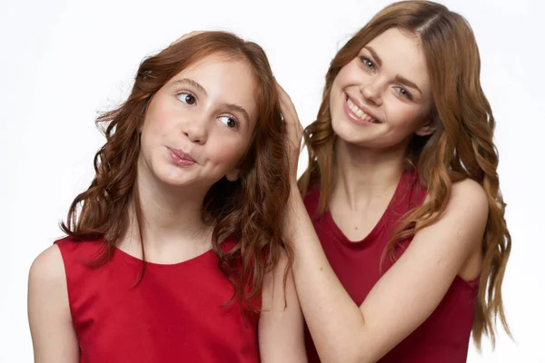 Mutter und Tochter rotes Kleid umarmen Familie Freude Freundschaft — Stockfoto