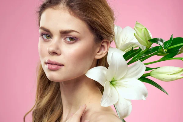 Retrato de mujer con flores blancas hermoso rostro rosa fondo hombros desnudos — Foto de Stock