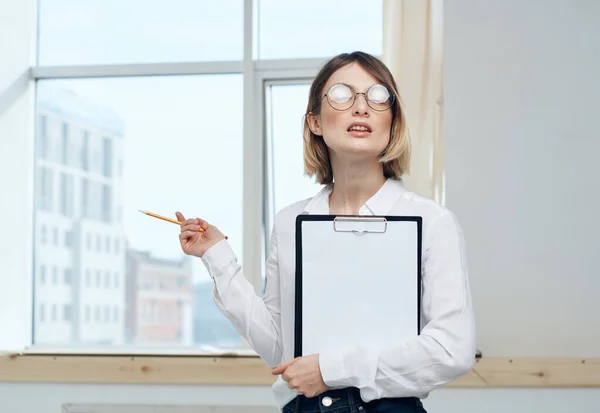 Femme d'affaires mais nous sommes avec une feuille blanche de papier près de la fenêtre — Photo