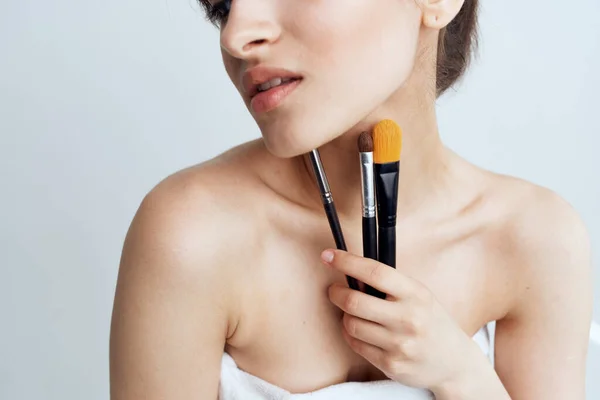 Hübsche Frau nackte Schultern Kosmetik Make-up Pinsel Pflege — Stockfoto