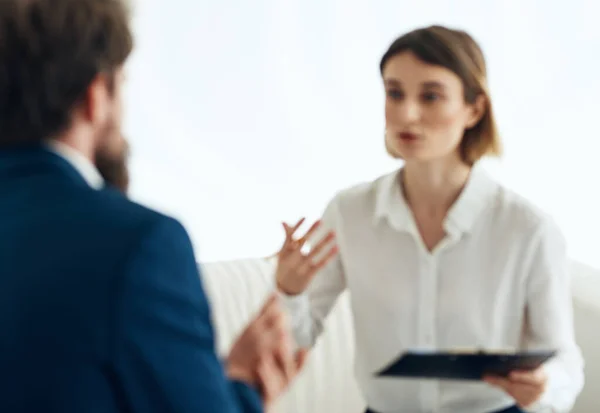 Mujer y hombre traje documentos trabajo de comunicación —  Fotos de Stock