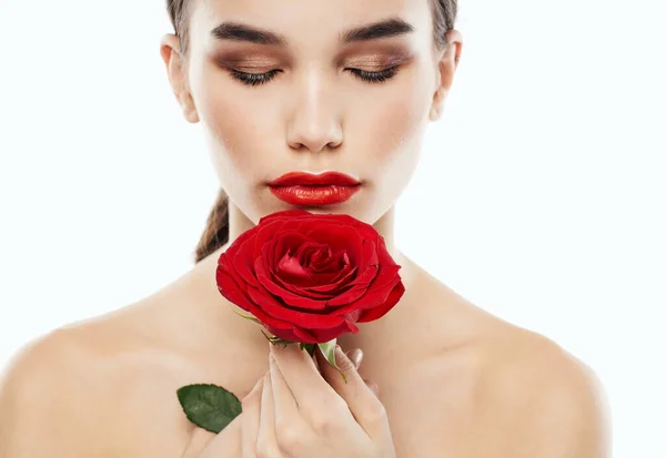 Romantikus nő barátokkal szemhéjon és vörös virág csupasz vállak — Stock Fotó