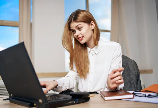 Žena sekretářka pracovní stůl notebook práce office manager komunikace — Stock fotografie