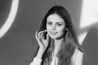 Güzel kadın cazibesi saç stili siyah beyaz fotoğraf modeli