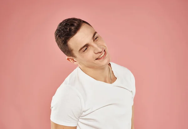 Alegre hombre gestos con la mano emociones blanco camiseta rosa fondo —  Fotos de Stock