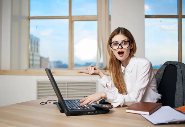 Mulher secretária secretária laptop escritório trabalho estilo de vida — Fotografia de Stock