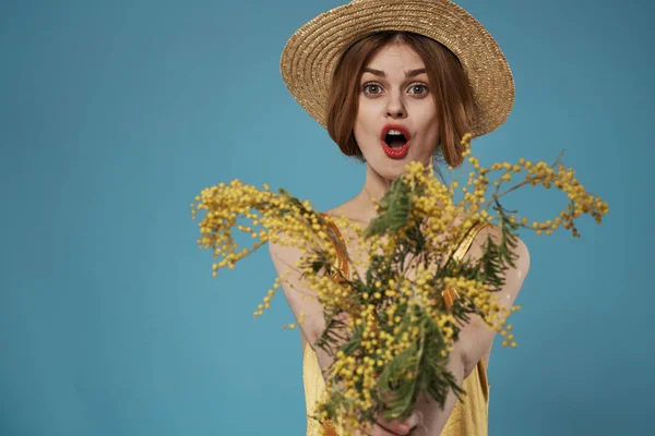 Elegant kvinna i hatt känslor charm bukett blommor — Stockfoto