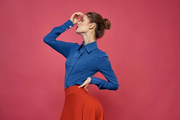 Bonita mujer secretaria estudio modelo rosa fondo estricto estilo — Foto de Stock