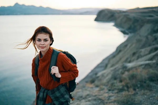 Mujer en un suéter rojo al aire libre en las montañas aire libre mar montañas paisaje — Foto de Stock