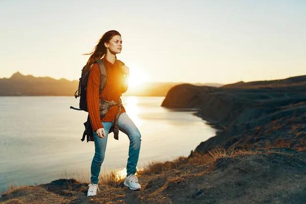 Donna escursionista natura passeggiata paesaggio vacanza divertimento libertà — Foto Stock