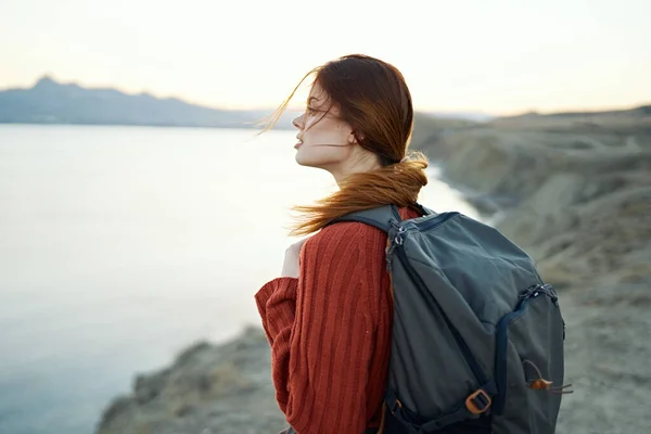 Viaggio donna in maglione zaino turismo montagne paesaggio aria fresca veicolo — Foto Stock