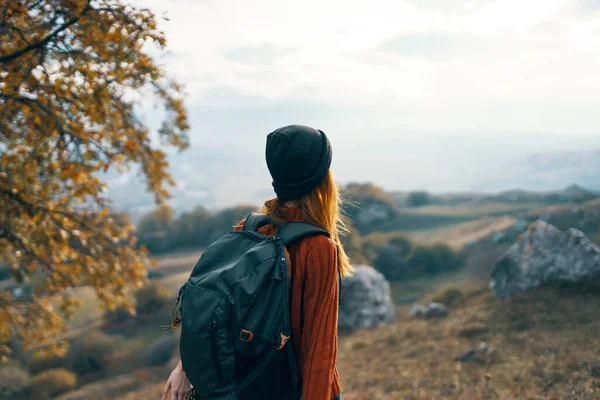 Женщина турист с рюкзаком на природу горы путешествия приключения — стоковое фото