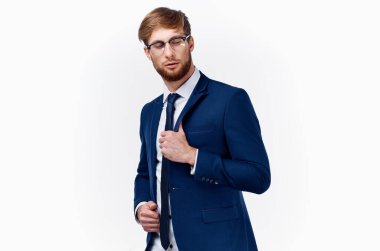 Boynunda kravat ve yüzünde gözlük olan klasik takım elbiseli seksi bir iş adamı.