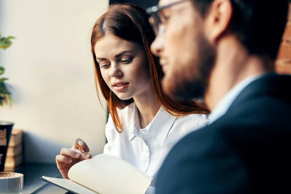 Hombre y mujer trabajo colegas comunicación profesionales ocio — Foto de Stock