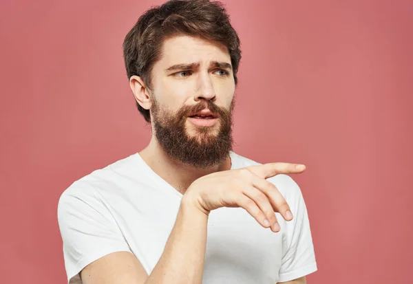 Bearded man showing thumb to the side on pink background cropped view Copy Space — Stock Photo, Image