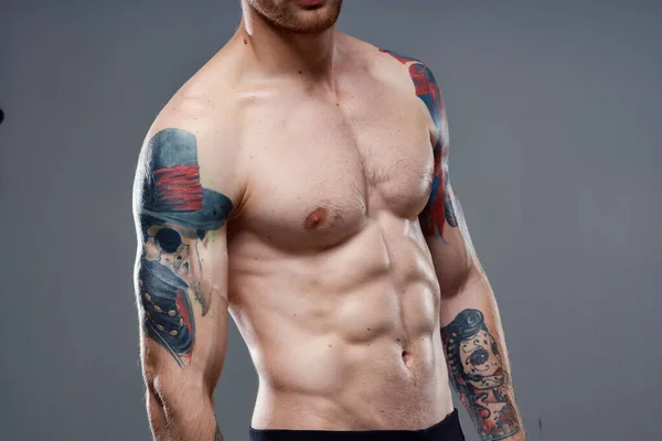 Uomo con pompato stampa tatuaggio sulle braccia ritagliato vista di allenamento — Foto Stock