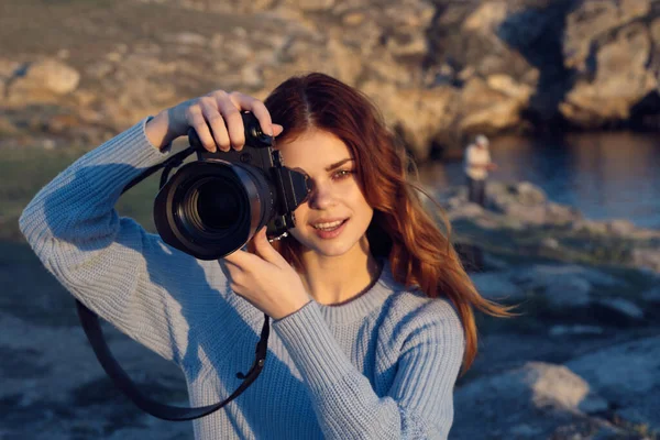 Femme joyeuse photographe nature montagnes rocheuses passe-temps professionnel — Photo